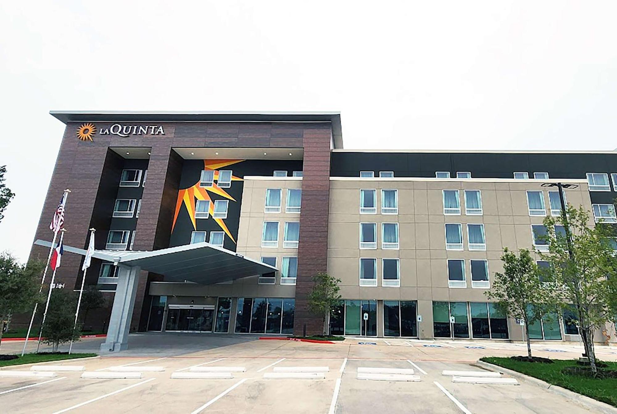 La Quinta Inn & Suites By Wyndham Austin South Exterior photo