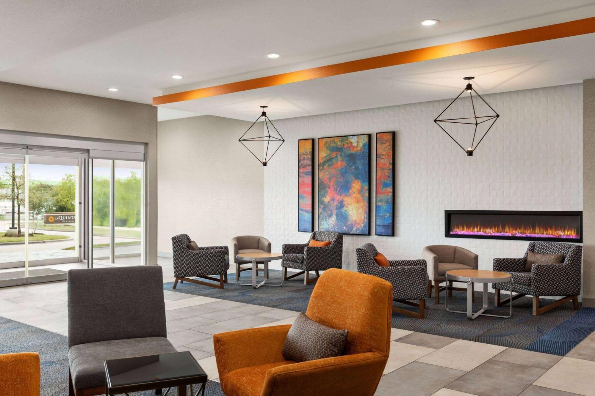 La Quinta Inn & Suites By Wyndham Austin South Exterior photo