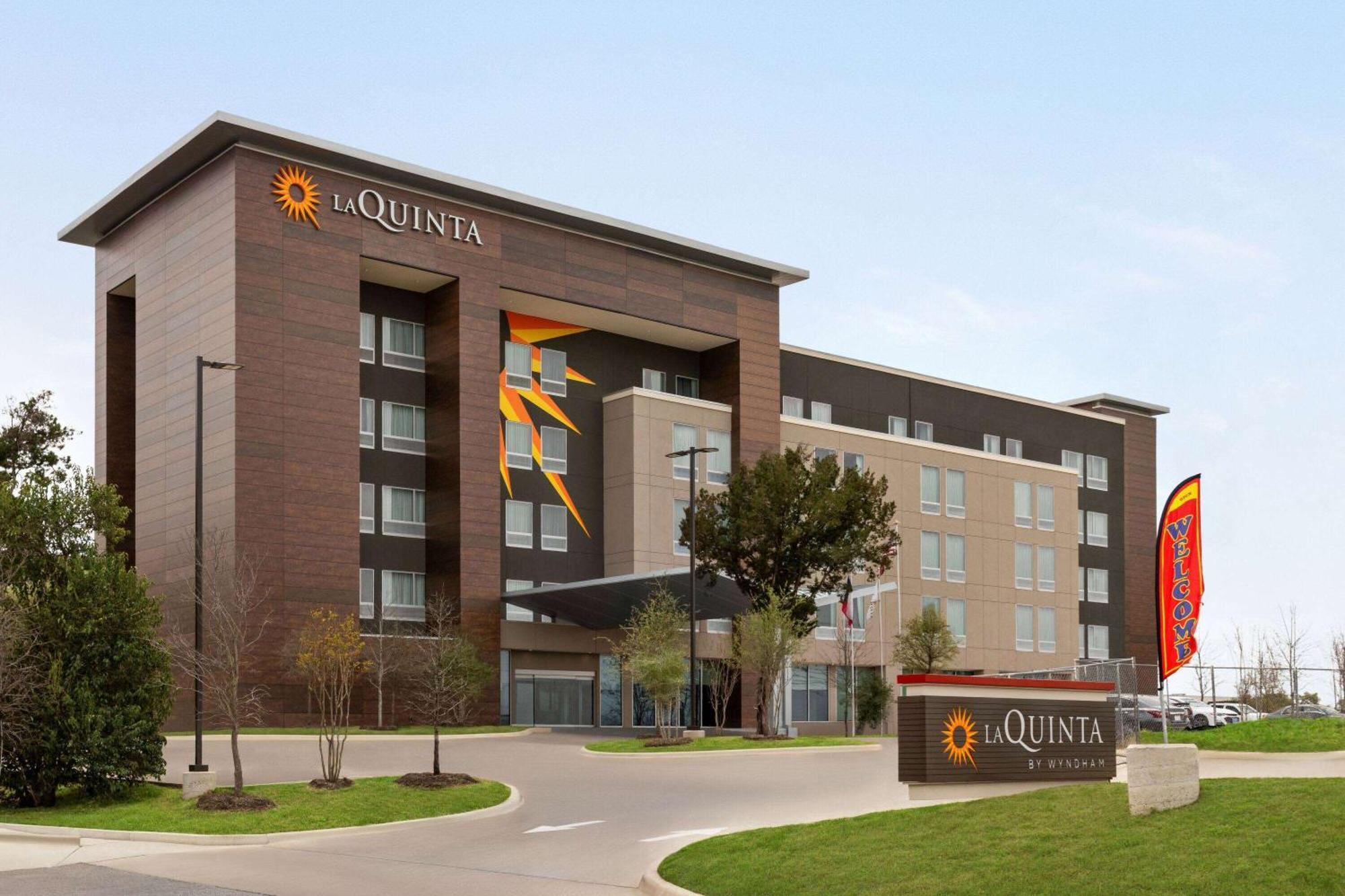 La Quinta Inn & Suites By Wyndham Austin South Exterior photo